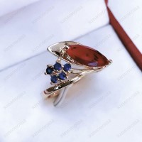 Кольцо К626 - кольцо из Дубайского золота с вставкой из крупного красного циркона и синих небольших камней
