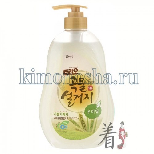 KeraSys Aekyung Soonsaem Trio Grain Wheat - Средство для мытья посуды,овощей и фруктов СУНСЭМ Пшеница Средство для мытья посуды Trio "Пшеница" изготавливается из экологически чистых пшеничных отрубей и имеет следующие особенности:
- натуральный экстракт пшеницы облегчает процесс полоскания, средство не остается на посуде;
- витамин Е и пшеничные отруби смягчают и увлажняют кожу рук,
- безопасно для мытья детской посуды,
- не содержит 5 опасных ингредиентов: искусственных красителей, фосфорной кислоты, парабенов, метилового спирта, флуоресцентных отбеливателей,
- обладает натуральным запахом, что делает средство более безопасным;
- экстракт пшеницы эффективно удаляет жир с посуды;
- идеально подходит для мытья овощей и фруктов.
Заботясь о здоровье Вашей семьи, изготавливается из экологически чистых пшеничных отрубей.