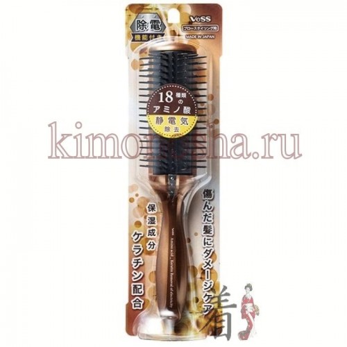VESS ANTI-STATIC HAIR BRUSH Щетка массажная с кератином и антистатическим эффектом (большая) Щетка нейтрализует статическое электричество, облегчая расчёсывание и уменьшая повреждение волос за счёт тройного антистатического эффекта.
Так же щетка содержит в микрокапсулированном виде основной компонент структуры волоса – кератин. Из-за нехватки кератина волосы теряют свою способность удерживать влагу, что является основной причиной их повреждений (волосяные чешуйки отслаиваются, волосы выпадают при расчесывании и во время мытья).