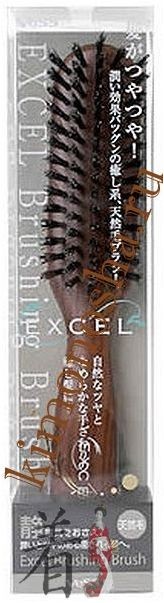 VESS Excel Mix Brushing Brush Щетка с натуральной щетиной и нейлоном Щетинки из натуральной свиной щетины обеспечивают мягкое, не травмирующее кожу головы и волосы прикосновение, не сушат волосы, придают естественный блеск, исключают поверхностное расчёсывание (за счёт густого, не редкого расположения), подходят для лёгкого массажа кожи головы во время расчёсывания. 
Натуральная щетина уменьшает вероятность возникновения статического электричества при расчёсывании. 
Щетинки из натуральной свиной щетины используются в комплексе с щетинками из нейлона.