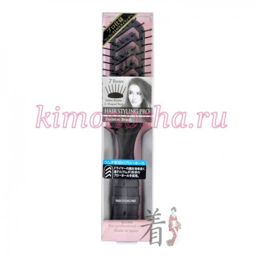 VESS HAIRSTYLING PRO Skeleton Brush Профессиональная расческа для сушки и укладки волос, черная Профессиональная расческа предназначена для легкой и быстрой укладки волос феном.
• На корпусе между щетинками находятся 7 отверстий L - формы, позволяющие горячему воздуху легко проходить насквозь, что помогает быстро и легко уложить волосы.
• Благодаря эргономичной нескользящей ручке расческу легко держать под разным углом.
• Во время укладки рука не устает.
• Кончики щетинок особой формы не травмируют кожу головы при расчесывании.
• Расческа имеет специальное покрытие, повышающее износостойкость.
• Расческу легко очищать от загрязнений и пыли.