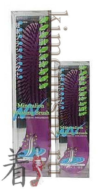 VESS Mineralion Brush Щетка массажная для сухих, ослабленных волос с минералами горных пород (с изогнутой ручкой) Щетка рекомендуется для сухих, ослабленных, потерявших жизненную силу и естественный блеск волос.Окрашенные и после химической завивки, пересушенные горячим воздухом фена, подверженные действию ультрафиолетового излучения волосы склонны к ломкости и потере влаги. Чешуйки кутикулы волоса отслаиваются, в результате чего повышается проницаемость волоса. Через образовавшиеся в его поверхности промежутки волос теряет необходимые для здорового роста воду, липиды, белки.