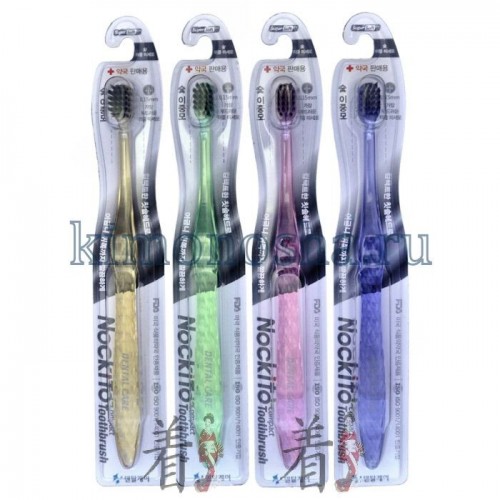 Dental Care Nano Charcoal Toothbrush - Зубная щетка c древесным углем, сверхтонкой двойной щетиной (мягкой и супермягкой) и компактной головкой Древесный уголь защищает полость рта, укрепляет десны, обладает отбеливающей, антибактериальной и дезодорирующей функциями.
Щетина, производимая с добавлением древесного угля, сохраняет его действие до окончания срока годности зубной щетки.
Тонкие мягкие заостренные верхние щетинки глубоко проникают в труднодоступные для обычных зубных щеток промежутки между зубами. Закругленные нижние щетинки средней жесткости прекрасно очищают зубную эмаль и не повреждают ее.
