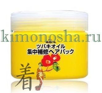 Kurobara Camellia Oil Hair Pack восстанавливающая маска для поврежденных волос с маслом камелии японской Маска рекомендуется для тонких, сухих, ломких волос, а также волос, поврежденных окрашиванием и химической завивкой. За счет входящего в состав масла семян камелии маска смягчает и питает волосы, компенсирует потерю естественной влаги, сглаживает поверхность волос, повышает прочность и эластичность, возвращает здоровый блеск тусклым безжизненным волосам.