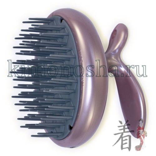 VESS Scalpy Shampoo Brush Массажёр для кожи головы Массажер предназначен для расчесывания волос перед мытьем и массажа во время мытья головы. Расчесывание волос перед мытьем предотвращает запутывание волос во время мытья и стимулирует кровообращение в коже головы.
Очищение кожи головы является основной профилактикой выпадения волос. Массаж кожи головы с одновременным применением шампуня повышает эффективность очищения пор кожи, оставляя ощущение свежести и чистоты. Расслабляющий, не травмирующий кожу головы массаж возможен благодаря мягкому материалу, из которого изготовлены массирующие зубцы массажера.