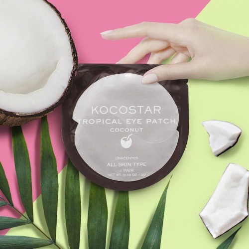 KOCOSTAR Kocostar Tropical Eye Patch (Coconut) Single Гидрогелевые патчи для глаз Тропические фрукты (Кокос) Гидрогелевые патчи для глаз содержат экстракт плодов кокоса, который прекрасно увлажняет и питает кожу, оказывает противовоспалительное и заживляющее действие. Кофеин в составе тонизирует кожу и борется с отеками. Аллантоин и алоэ вера смягчают нежную кожу под глазами, снимая раздражение. В состав патчей входит мощный коктейль из антиоксидантов и тропических ингредиентов, таких как экстракт семян гинкго билоба, которые способствуют восстановлению кожи и улучшению микроциркуляции. Уже после первого применения виден результат, кожа вокруг глаз становится более гладкой, исчезают мелкие морщины, отеки и следы недосыпания. Для наилучшего результата рекомендуется поместить патчи в холодное место на 30 минут перед использованием. Компактная упаковка с двумя патчами предназначена для однократного применения, удобно взять в любую поездку!