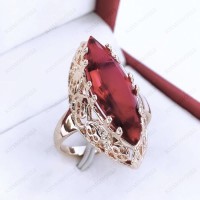 Кольцо К663 - кольцо из Дубайского золота с вставкой из циркона ярко-красного цвета